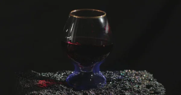 Copo Vinho Tinto Chamas Está Sobre Uma Bela Pedra Natural — Fotografia de Stock