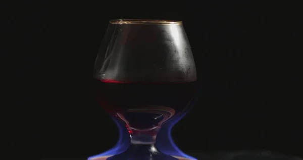 Copo Vinho Tinto Chamas Está Sobre Uma Bela Pedra Natural — Fotografia de Stock