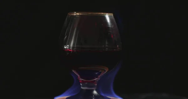 Ateşin Üzerinde Bir Kadeh Kırmızı Şarap Duruyor Güzel Doğal Bir — Stok fotoğraf