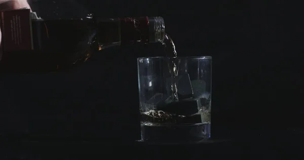 Vor Schwarzem Hintergrund Wird Whisky Ein Glas Mit Whiskeysteinen Gegossen — Stockfoto