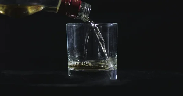 Devant Fond Noir Whisky Est Versé Dans Verre — Photo