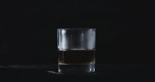 Delante Fondo Negro Vierte Whisky Vaso — Foto de Stock