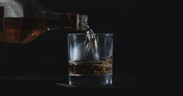 Vor Schwarzem Hintergrund Wird Whisky Ein Glas Gegossen — Stockfoto