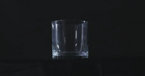 Buz Küpleri Alkolde Eriyor Viski Bardağı Duman Siyah Arka Planda — Stok fotoğraf