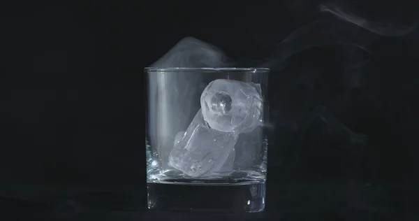 Buz Küpleri Alkolde Eriyor Viski Bardağı Duman Siyah Arka Planda — Stok fotoğraf
