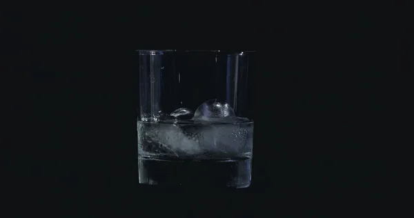 Los Cubos Hielo Derriten Alcohol Vaso Whisky Humo Flota Sobre — Foto de Stock