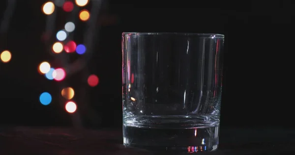 Boş Viski Alkol Bardağının Arka Planında Röfleler Var — Stok fotoğraf