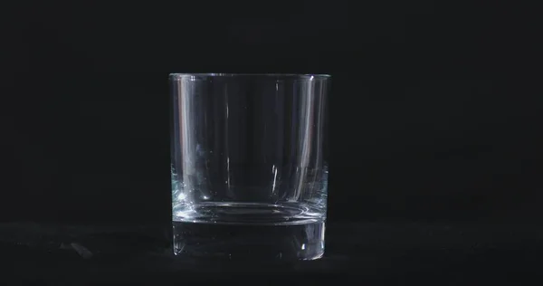 Пустой Виски Стакан Алкоголя Черном Фоне Плавающий Дым — стоковое фото