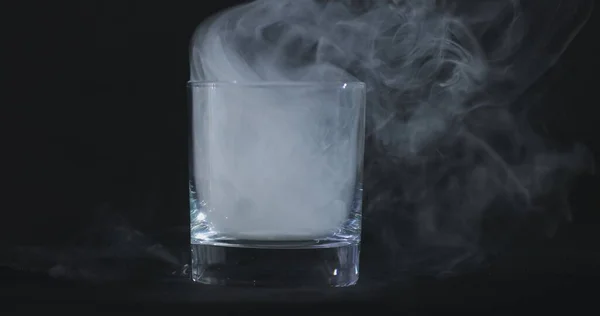 Whisky Vacío Vaso Alcohol Sobre Fondo Negro Humo Flotante —  Fotos de Stock