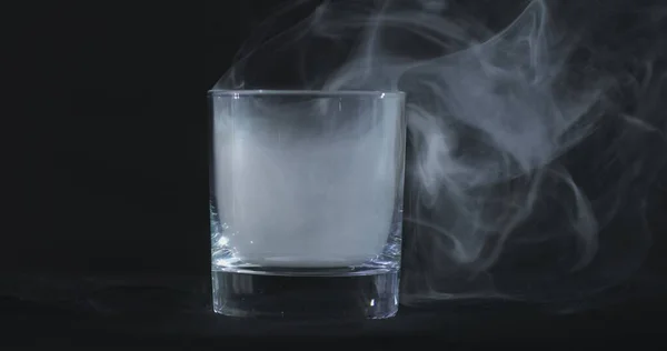 Whisky Vacío Vaso Alcohol Sobre Fondo Negro Humo Flotante — Foto de Stock