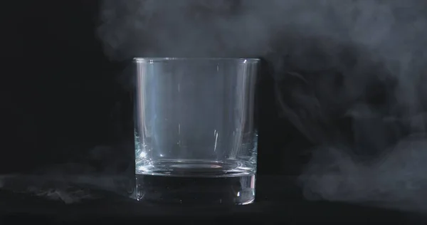 Pusta Whisky Szklanka Alkoholu Czarnym Tle Unoszący Się Dym — Zdjęcie stockowe