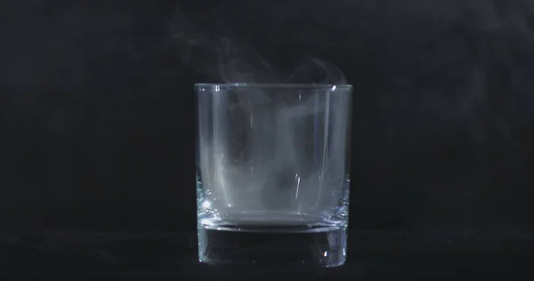 Whisky Vacío Vaso Alcohol Sobre Fondo Negro Humo Flotante — Foto de Stock