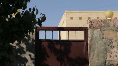 Polis özel kuvvetleri bir eve baskın düzenledi.