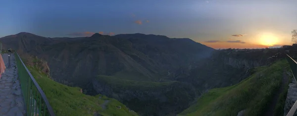 Grüne Hügel Und Wiesen Dorf Hirtenböcke Auf Wiesen Schöne Landschaft — Stockfoto