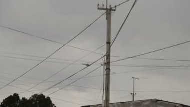 Mi-8 askeri helikopteri çatıların üzerinden uçuyor..