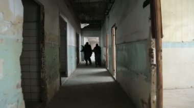 Özel polis kuvvetleri harap olmuş binaya girdi.