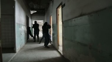 Özel polis kuvvetleri harap olmuş binaya girdi.