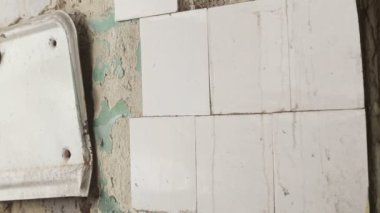 Bir deprem yüzünden yıkılan bir duvar..