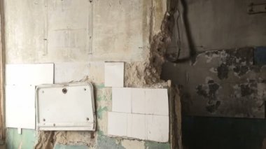 Bir deprem yüzünden yıkılan bir duvar..