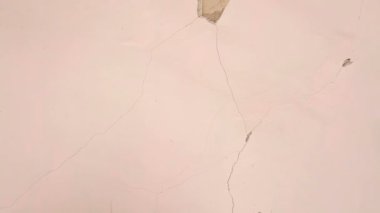 Bir deprem yüzünden yıkılan bir duvar..