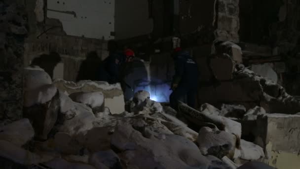 Μια Ομάδα Πυροσβεστών Και Διασώστες Που Ψάχνουν Θύματα Στα Ερείπια — Αρχείο Βίντεο
