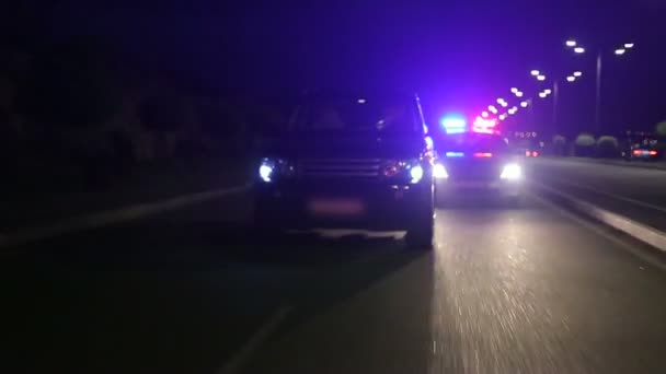 Radiowóz Lusterku Ściga Samochód Autostradzie Policja Pościg Samochód Ucieka Przed — Wideo stockowe