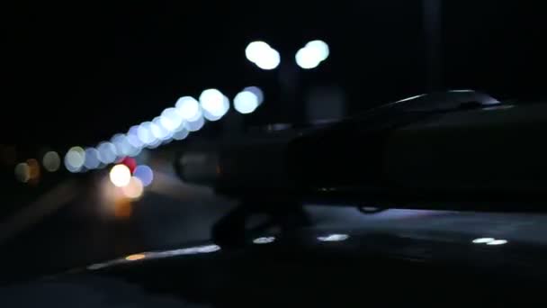 Ένα Περιπολικό Στον Καθρέφτη Κυνηγάει Ένα Αμάξι Στην Εθνική Οδό — Αρχείο Βίντεο