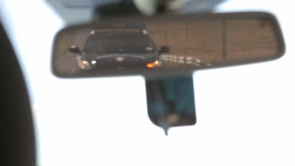Поліцейська Машина Бічному Дзеркалі Переслідує Машину Шосе Поліція Переслідує Машина — стокове відео