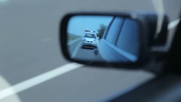 Carro Polícia Espelho Lateral Perseguindo Carro Estrada Perseguição Policial Carro — Vídeo de Stock