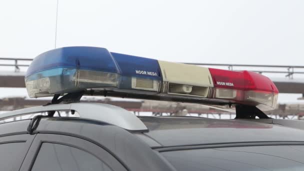Ein Video Von Blaulicht Auf Dem Dach Eines Polizeiwagens — Stockvideo