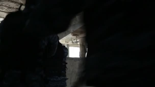 特警部队进入破旧不堪的大楼 — 图库视频影像