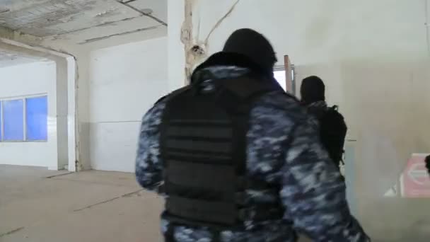 Pasukan Khusus Polisi Memasuki Gedung Yang Bobrok — Stok Video