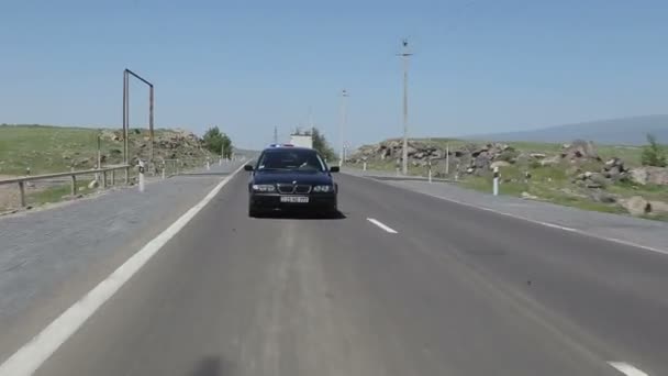 Ереван Армения Июнь 2020 Полицейская Машина Гонится Машиной Шоссе Полицейская — стоковое видео