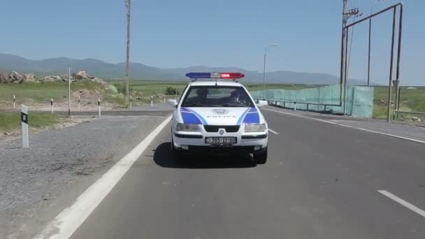 Yerevan Armênia Junho 2020 Carro Polícia Persegue Carro Pela Estrada — Vídeo de Stock