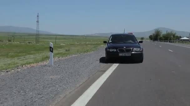 Yerevan Armênia Junho 2020 Carro Polícia Persegue Carro Pela Estrada — Vídeo de Stock