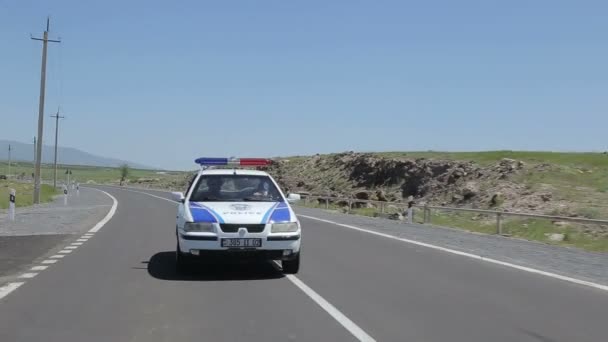 Ереван Армения Июнь 2020 Полицейская Машина Гонится Машиной Шоссе Полицейская — стоковое видео