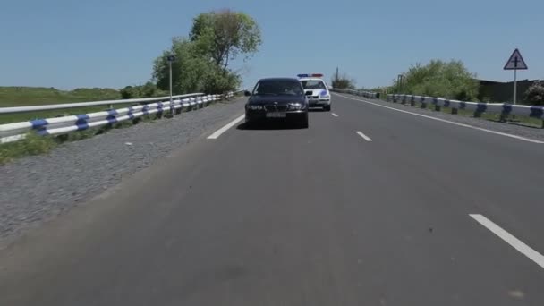 亚美尼亚埃里温 2020年6月 一辆警车在高速公路上跟踪该车 警察追 车子跑开了 — 图库视频影像