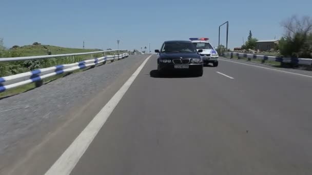 예레반 아르메니아 2020 경찰차가 도로를 경찰이 추격하고 추격에서도 망치고 있습니다 — 비디오