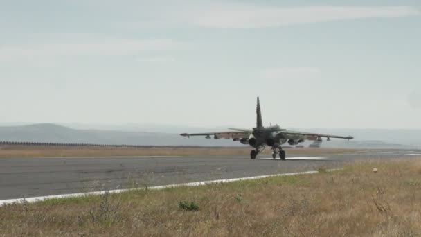 Két Katonai Támadó Repülőgép Légierő Harcosai Átrepülnek Reptéren Hogy Felszálljanak — Stock videók