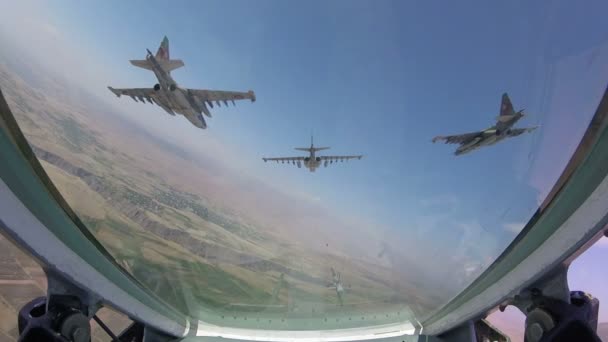 コックピットからの眺め 4機の軍用攻撃機 戦闘機風景の上を飛ぶ空軍のSu — ストック動画