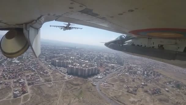 Cuatro Aviones Ataque Militar Cazas Fuerza Aérea Vuela Sobre Ciudad — Vídeo de stock