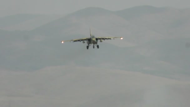 Avion Attaque Militaire Chasseur Force Aérienne Atterrit Sur Piste — Video