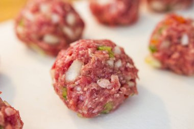 Bir mutfakta köfte yapma