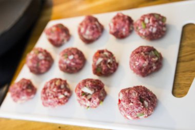 Bir mutfakta köfte yapma