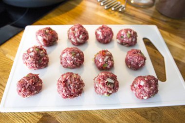 Bir mutfakta köfte yapma