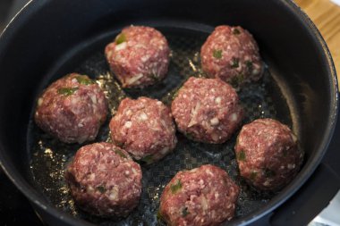 Bir mutfakta köfte yapma