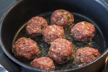 Bir mutfakta köfte yapma