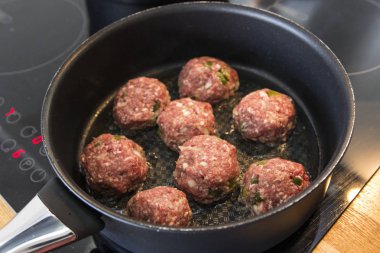 Bir mutfakta köfte yapma