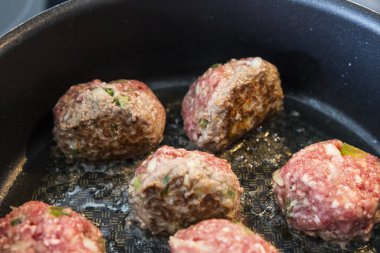 Bir mutfakta köfte yapma