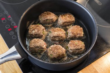 Bir mutfakta köfte yapma